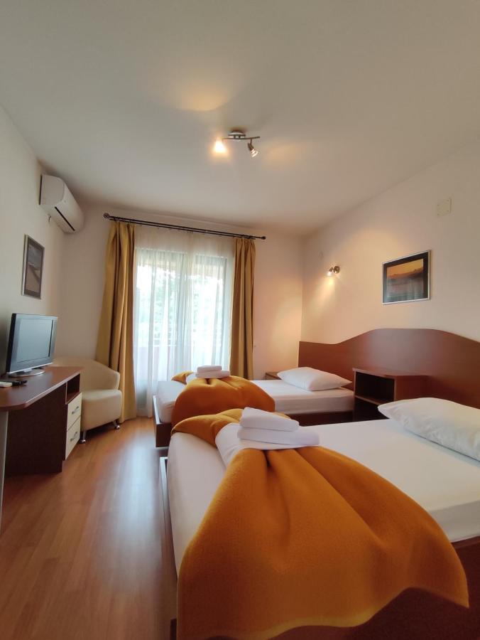 Hotel Prvan Vrgorac Ngoại thất bức ảnh