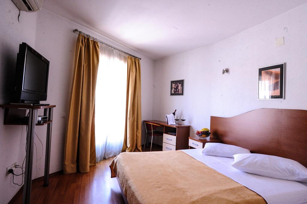 Hotel Prvan Vrgorac Ngoại thất bức ảnh