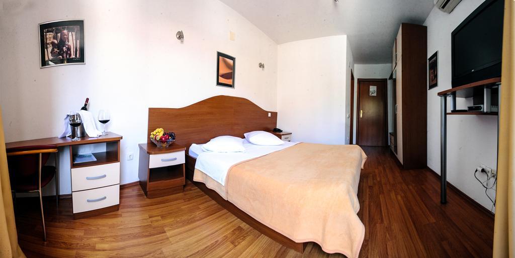 Hotel Prvan Vrgorac Ngoại thất bức ảnh